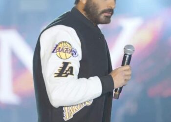 ” تامر حسني “يشوق الجمهور لفيلمه الجديد “بحبك “