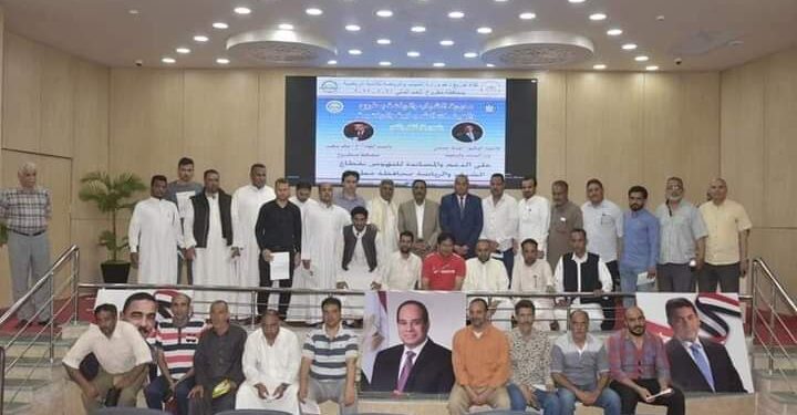 محافظ مطروح يجتمع بأندية مطروح لبحث متطلباتهم