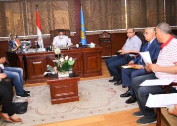 محافظ الغربية يناقش مع رؤساء المدن موقف توريد القمح