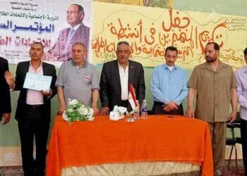 مدير إدارة أبشواي التعليمية بالفيوم يكرم المتميزين بتوجيه التربية الاجتماعية