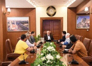 الغضبان يستعرض مقترح مشروع تطوير طريق بحري وقبلي