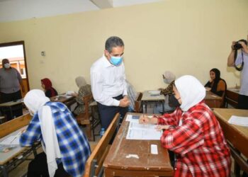 محافظ الغربية يتفقد امتحانات الثانوية العامة في كفر الزيات وبسيون
