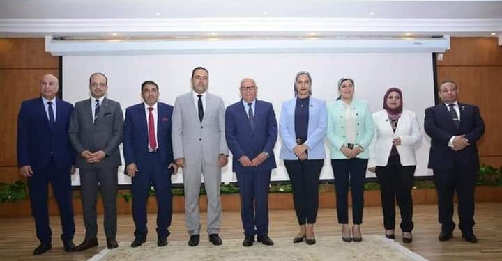 محافظ بورسعيد يستعرض إنجازات الدولة على أرض بورسعيد في مجال الشباب والرياضة. 