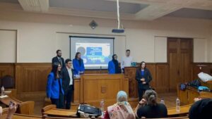 مناقشة مشروع طلبة كلية