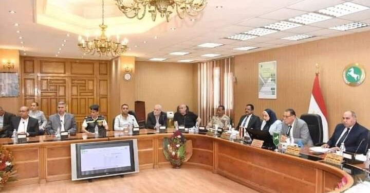 محافظ الشرقية يُشيد بأداء فريق عمل ملفي أراضي أملاك الدولة ومنظومة المتغيرات المكانية