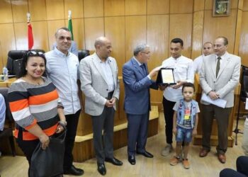 محافظ المنيا يكرم الشابين “أفريم وباتريك”، لأمانتهما