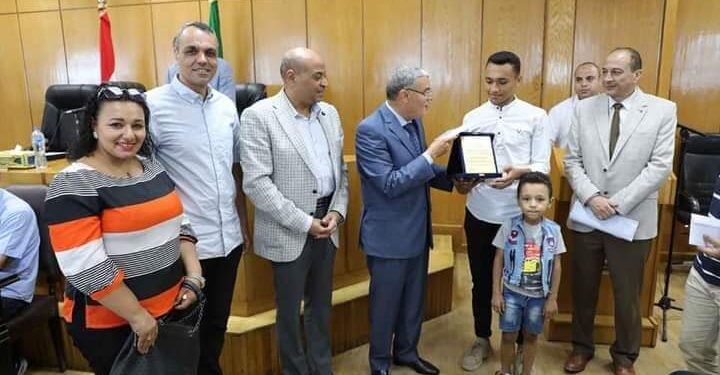 محافظ المنيا يكرم الشابين “أفريم وباتريك”، لأمانتهما