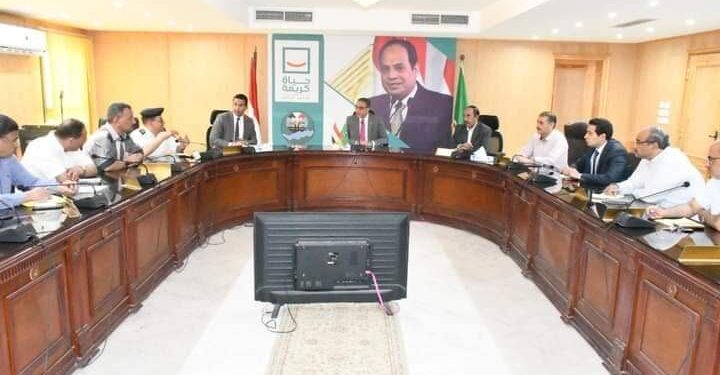 محافظ الفيوم : رفع درجة الاستعداد القصوى بجميع مديريات الخدمات لاستقبال عيد الاضحى