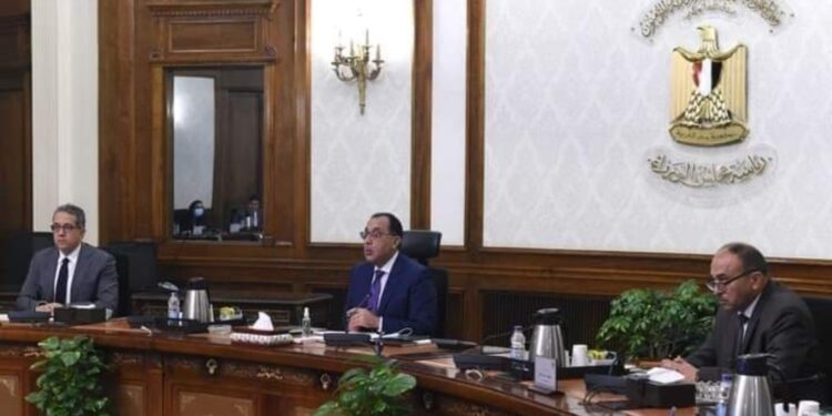 رئيس الوزراء يستعرض مسودة استراتيجية النهوض بالسياحة المصرية