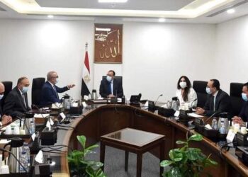 رئيس الوزراء يتابع دراسة