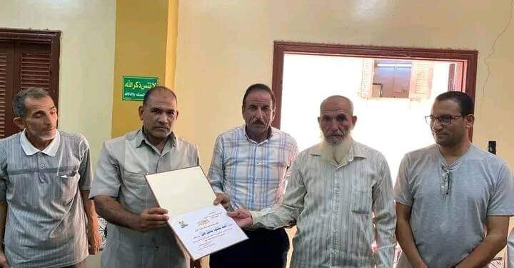 قيادات وموظفي مركز ومدينة أبشواي بالفيوم يكرمون رئيس قسم الملفات لبلوغه سن المعاش