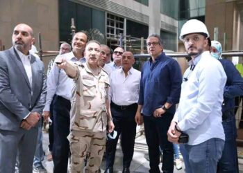وزير السياحة والآثار يتفقد قاعات العرض الرئيسية ومتحف مراكب خوفو بالمتحف المصري الكبير