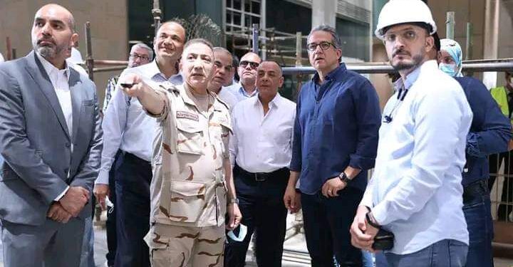 وزير السياحة والآثار يتفقد قاعات العرض الرئيسية ومتحف مراكب خوفو بالمتحف المصري الكبير