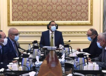 مدبولي يتابع تنفيذ تكليفات الرئيس بشأن أعمال تطوير الطريق الدولي الساحلي