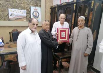 أمين المشروعات [مستقبل وطن ] يتلقي دروعا من أمانة مركز المحلة