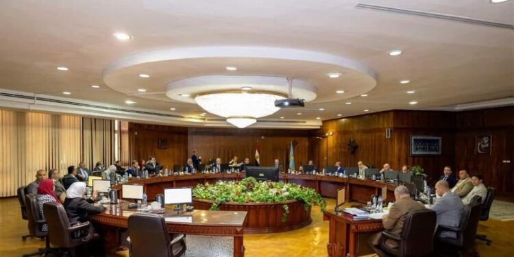 ترقية 21 عضواً