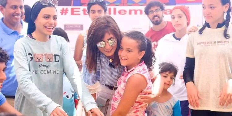 نبيلة مكرم مشاركة أبناء شهداء القوات المسلحة وسام وتكريم للمعسكر والمشاركين فيه