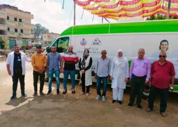 حياة كريمة توقيع الكشف الطبي علي ١٩٠٠ مريض بالقافلة الطبية بصان الحجر