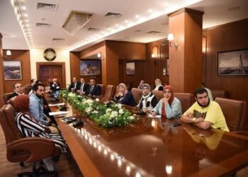 محافظ بورسعيد يستعرض مستجدات العمل في تنفيذ المبادرة الوطنية للمشروعات الخضراء والذكية  