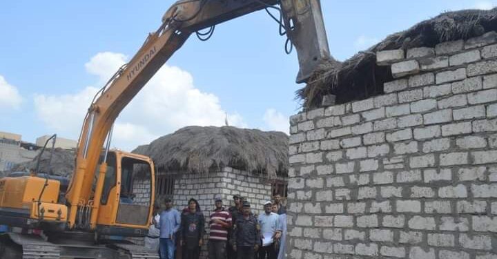 حملات مكثفة لإزالة التعديات على الأراضي الزراعية بالمحلة