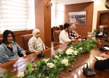 محافظ بورسعيد يلتقي عدد من الشباب لمناقشة مقترحاتهم حول تطوير التعليم الفني بمحافظة بورسعيد.