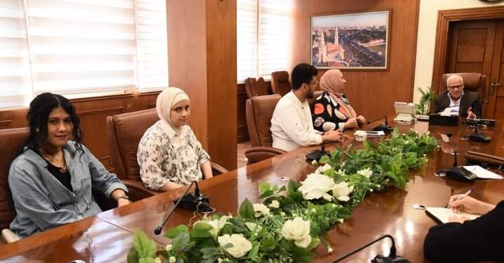 محافظ بورسعيد يلتقي عدد من الشباب لمناقشة مقترحاتهم حول تطوير التعليم الفني بمحافظة بورسعيد.