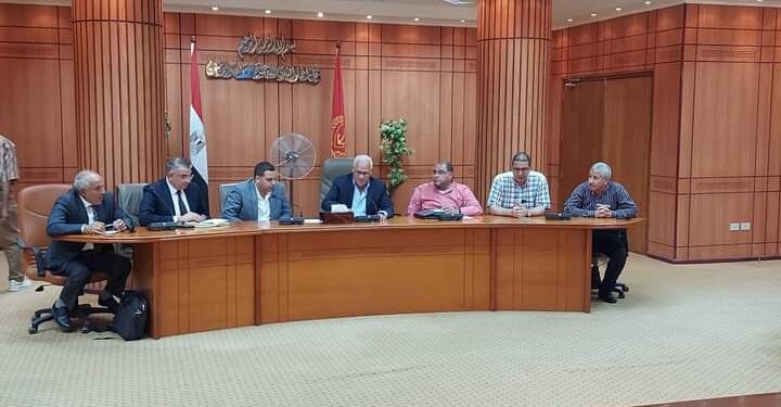 محافظ بورسعيد يستعرض المشروعات المقترحة ضمن المبادرة الوطنية للمشروعات الخضراء و الذكية في محافظات مصر