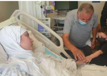 مأساة تجسد محنة لبنان: أن ترى ابنها لأول مرة منذ انفجار مرفأ بيروت