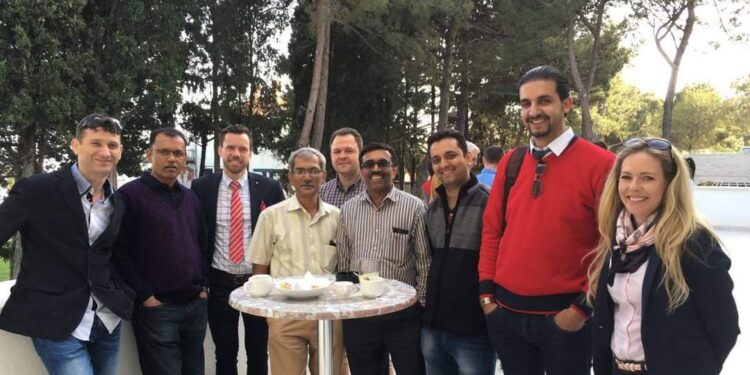 محمد محمود ابوشرخ يوضح كيفية زراعه الاسنان الفوريه باستخدام تقنية البازالي