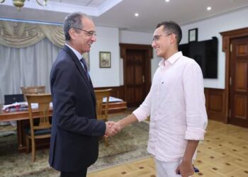 الدكتور عمرو طلعت وزير الاتصالات يكرم الطالب محمد الجندى بجامعة مصر للمعلوماتية لفوزه بفضية العالم للخماسى الحديث