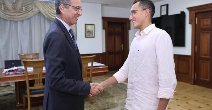 الدكتور عمرو طلعت وزير الاتصالات يكرم الطالب محمد الجندى بجامعة مصر للمعلوماتية لفوزه بفضية العالم للخماسى الحديث