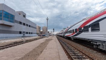 النقل : تناشد المواطنين بعدم إقامة معابر غير شرعية على قضبان السكك الحديدية