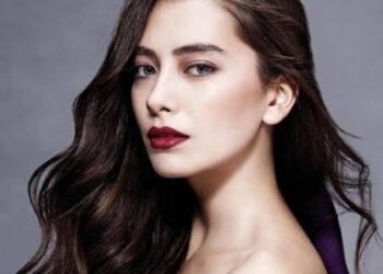 فنجان قهوة وقطعة سكر