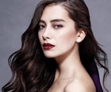 فنجان قهوة وقطعة سكر