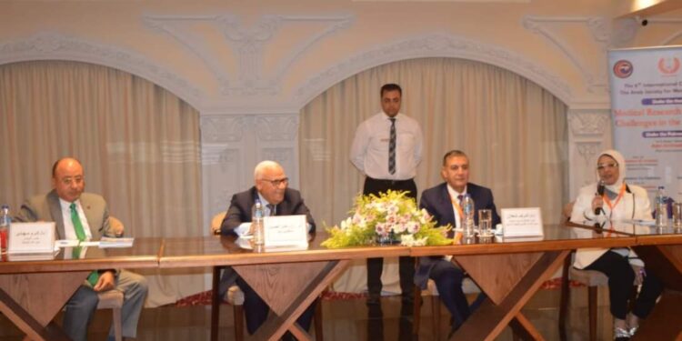 محافظ بورسعيد يشهد فعاليات المؤتمر الدولى الثامن للجمعية العربية للبحوث الطبية .