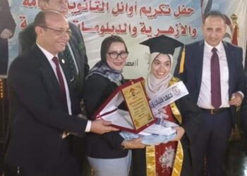 حزب مستقبل وطن بادكو محافظة البحيرة يكرم اوائل الطلبه علي مستوي مركز ادكو وذلك بالحفل المقام بقاعة الماسة بالنادى الاجتماعى بادكو