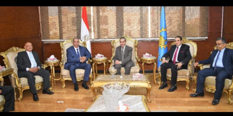 محافظ الغربية يلتقى نقيب المحامين 