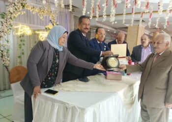 وكيل وزارة التربية والتعليم يكرم نقيب معلمى جنوب الجيزة