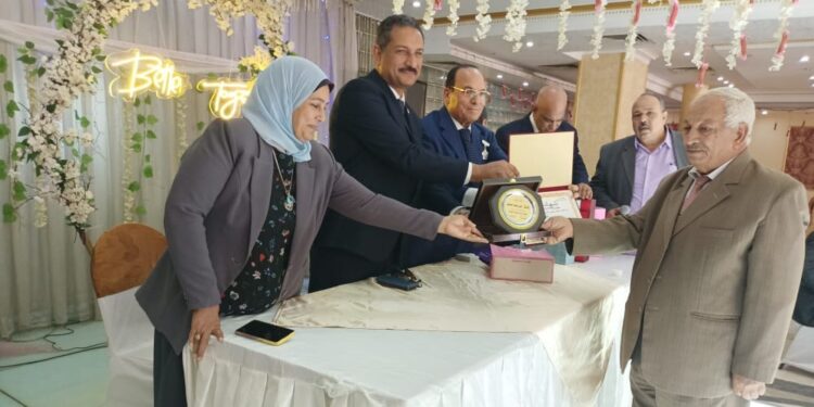 وكيل وزارة التربية والتعليم يكرم نقيب معلمى جنوب الجيزة