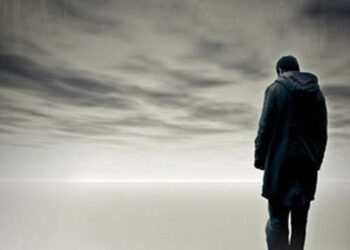 قريبٌ مني يبصرني وإني