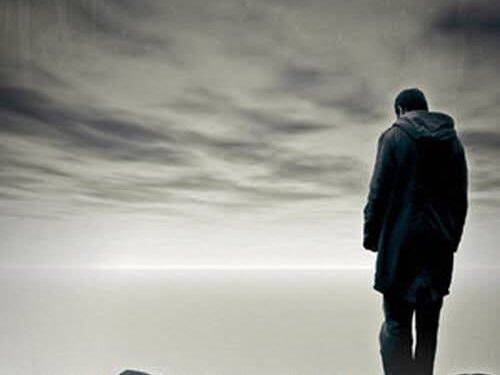 قريبٌ مني يبصرني وإني