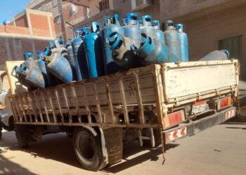 ضبط سيارة بها ٥٤ اسطوانة