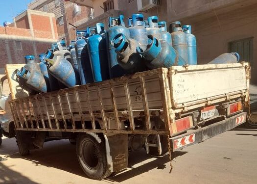 ضبط سيارة بها ٥٤ اسطوانة