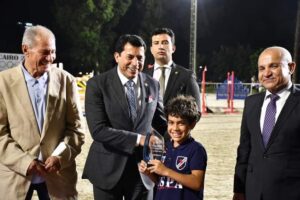 فور وصوله من إسبانيا... وزير الشباب والرياضة يشهد افتتاح بطولة الجمهوية للفروسية بحضور رئيس الدولي لليد