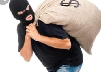 طرد مصري بالخارج قام بسرقة مبلغ مالى من آخر مصرى