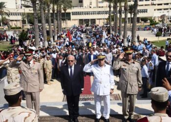 محافظ بورسعيد يضع إكليلا من الزهور على النصب التذكارى احتفالا بنصر أكتوبر