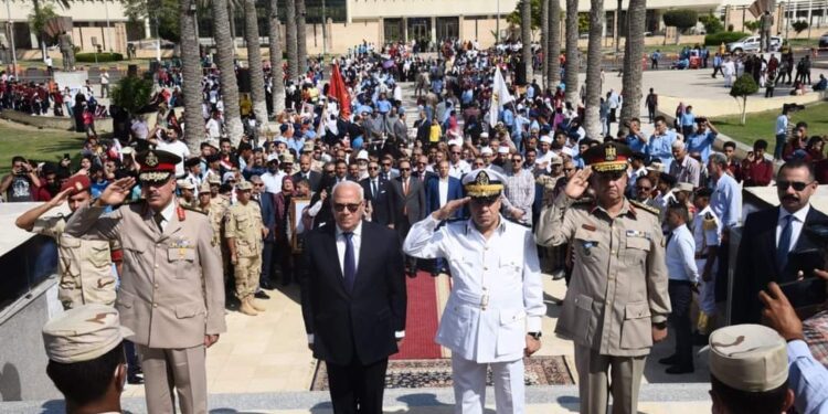 محافظ بورسعيد يضع إكليلا من الزهور على النصب التذكارى احتفالا بنصر أكتوبر