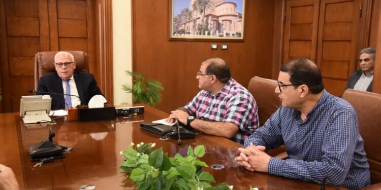 محافظ بورسعيد يناقش استعدادات المحافظة لاستقبال بواخر(COSTADIADEMA/LOGOSHOP) بميناء بورسعيد