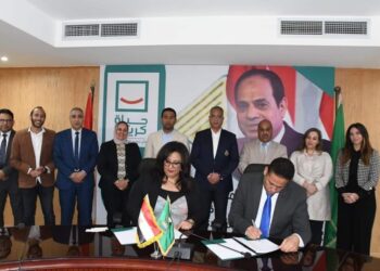 محافظ الفيوم يشهد توقيع وتسليم عقدين للتمويل متناهى الصغر بقيمة 10مليون جنيه