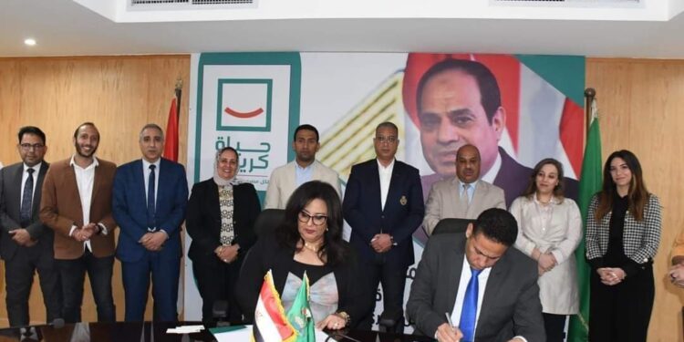 محافظ الفيوم يشهد توقيع وتسليم عقدين للتمويل متناهى الصغر بقيمة 10مليون جنيه